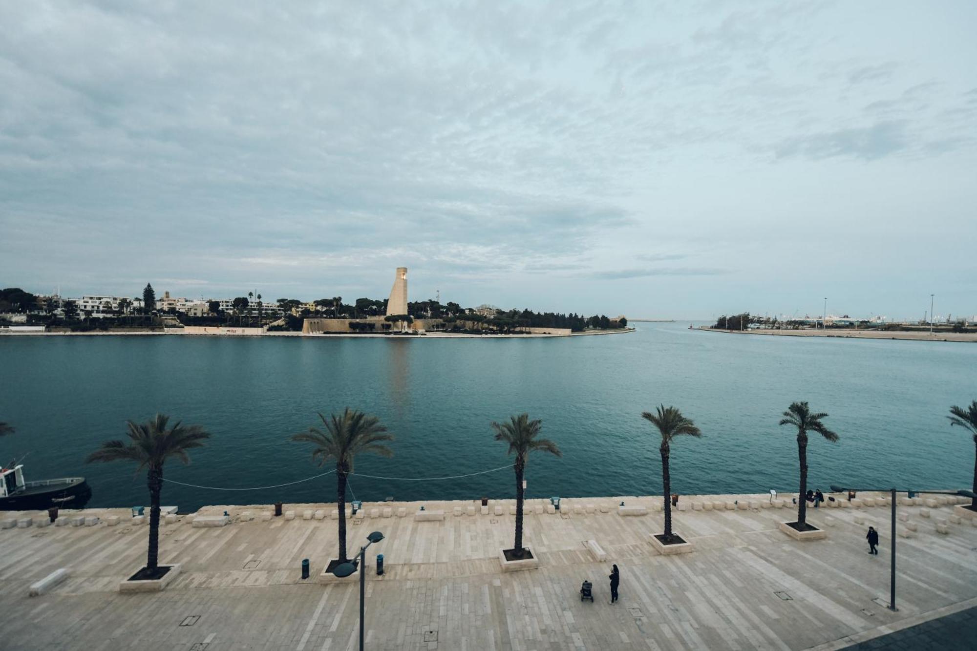 Verso Oriente Brindisi Bagian luar foto